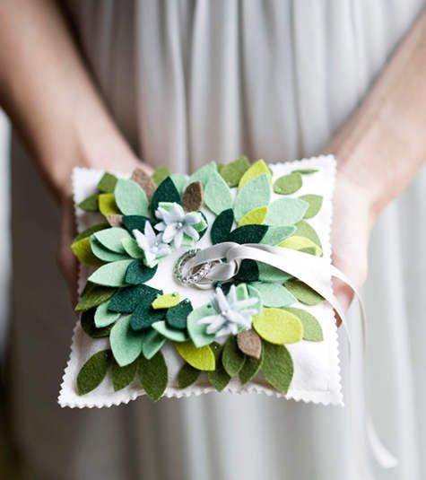 подушечка для колец из войлока фото