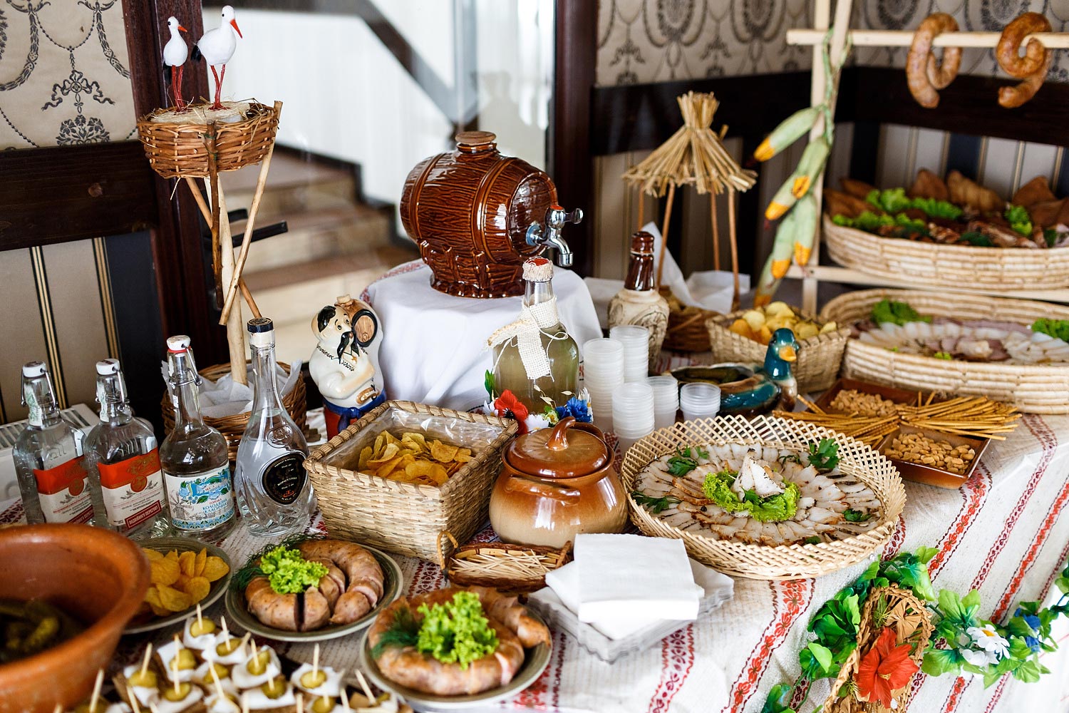 Козацький стіл і алкоголь на весілля фото