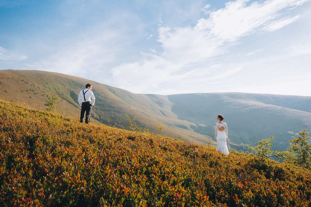 молодята в горах фото