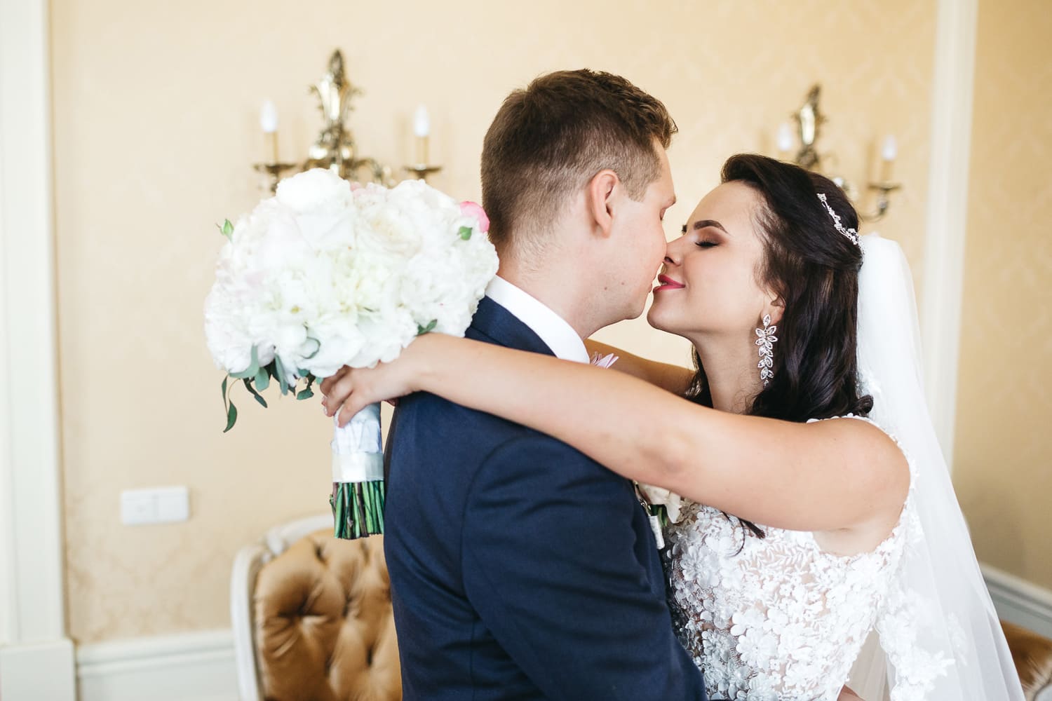 поцілунок молодят фото