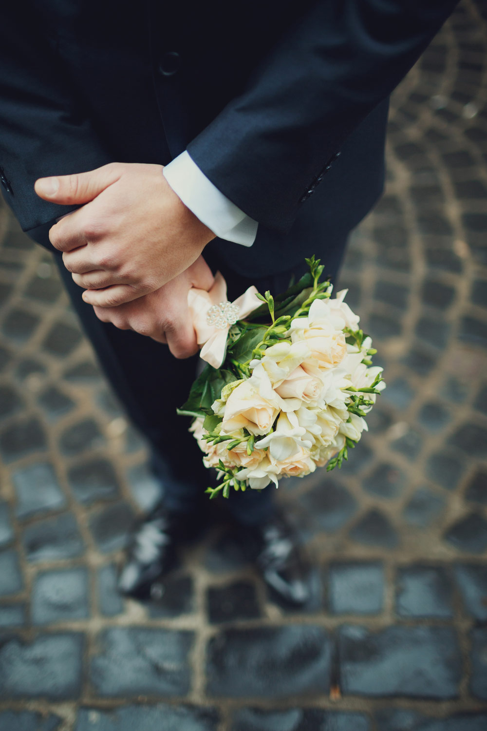 жених с цветами фото