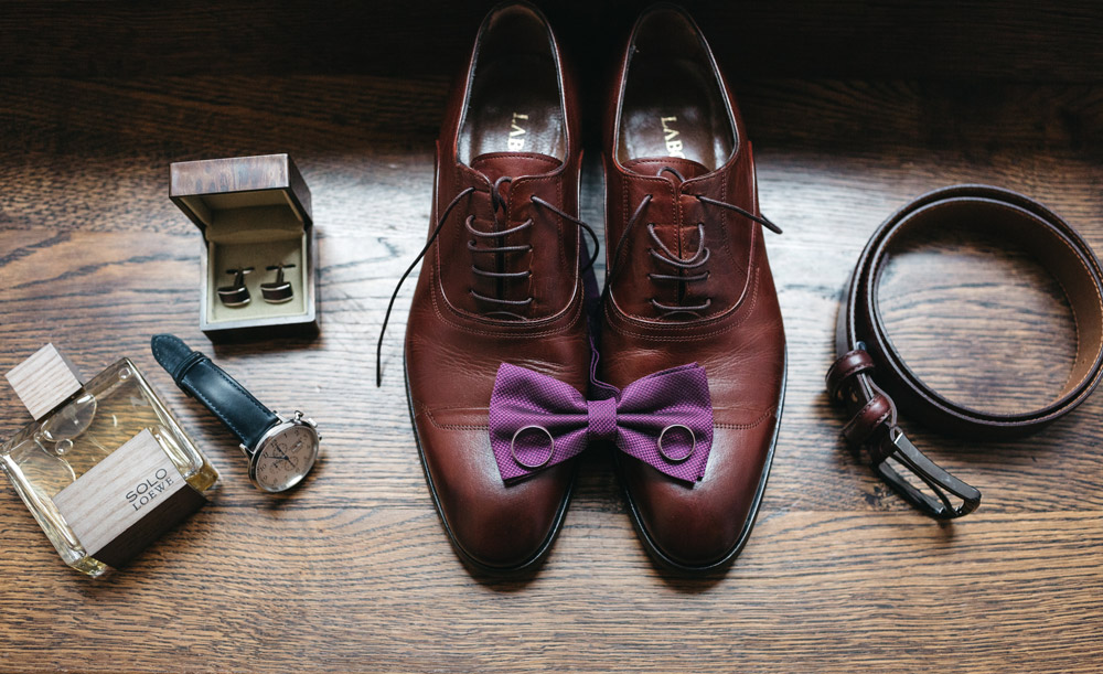 аксессуары жениха на столе