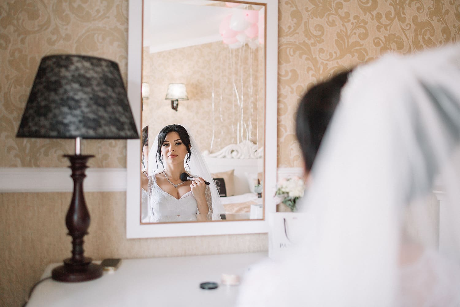 невеста перед зеркалом