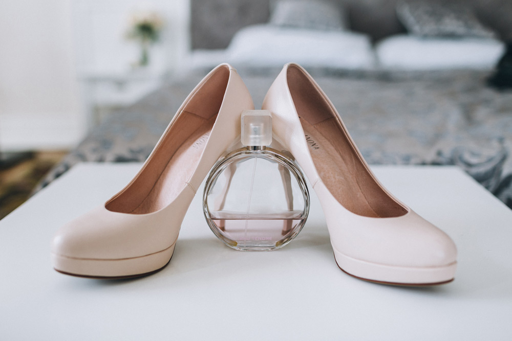 духи і туфлі нареченої
