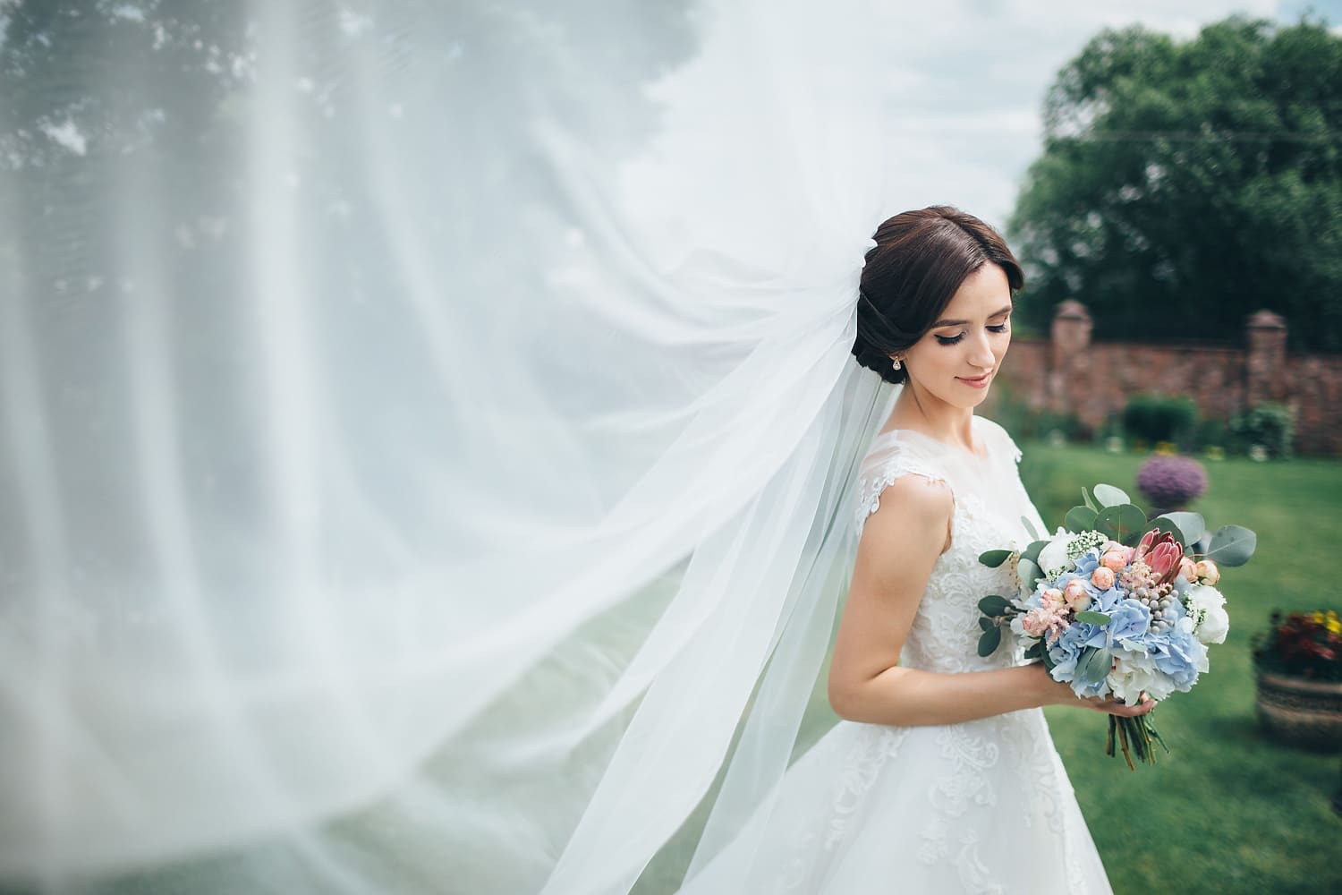 красивое фото невесты с фатой