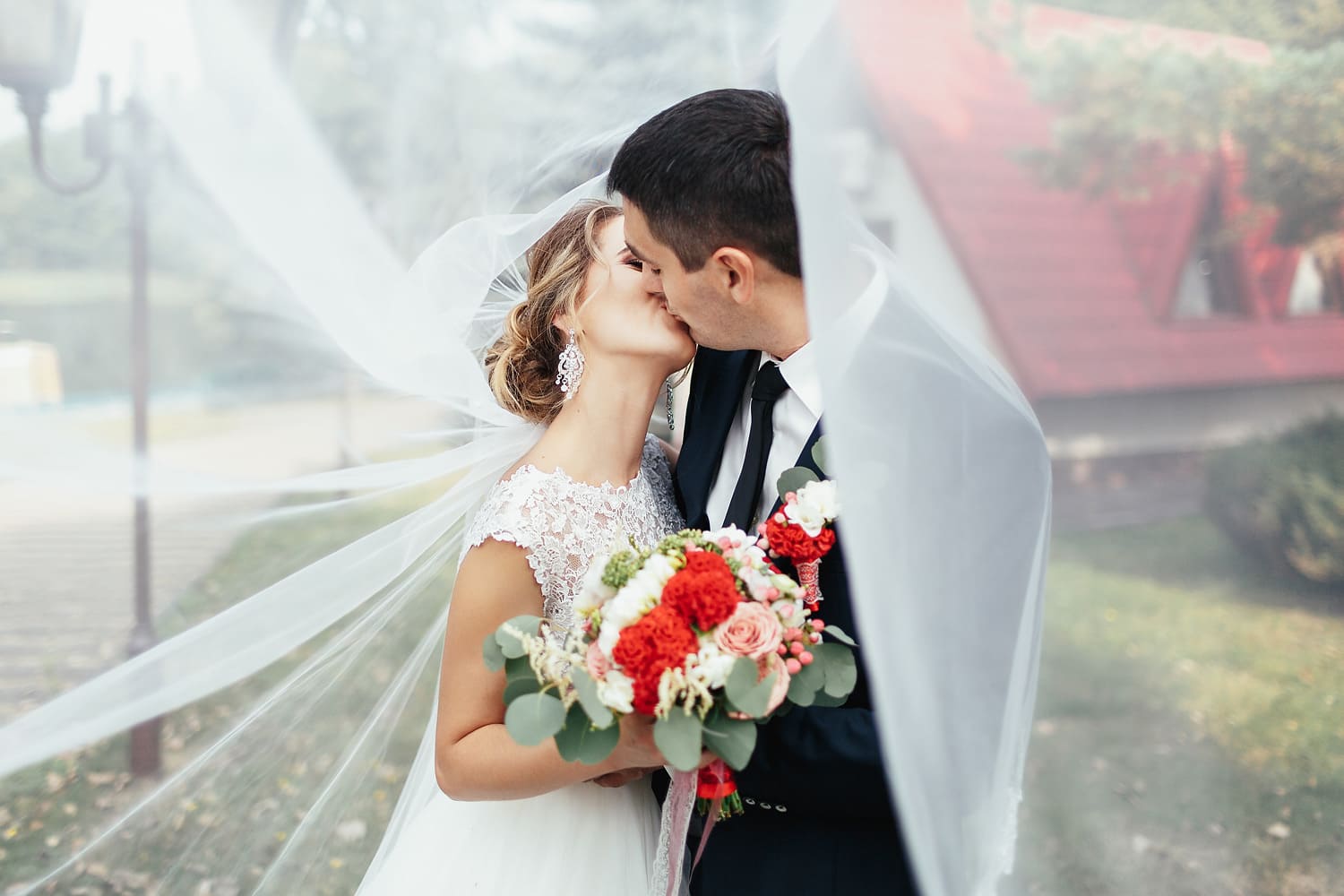 поцелуй молодоженов под фатой фото