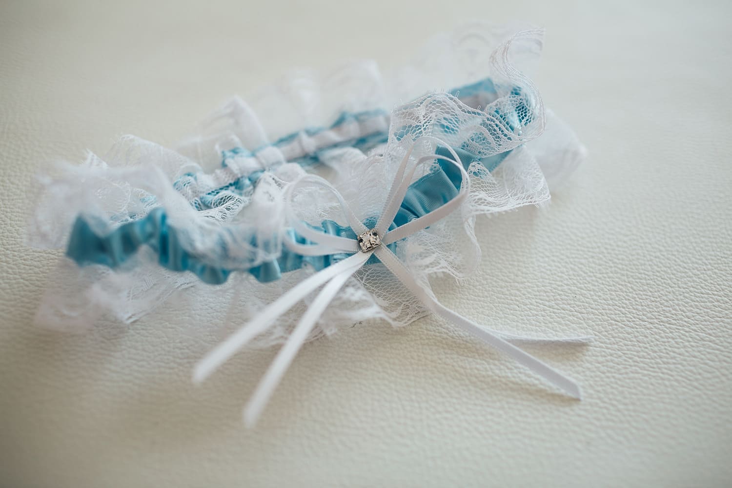 цветная свадебная подвязка фото