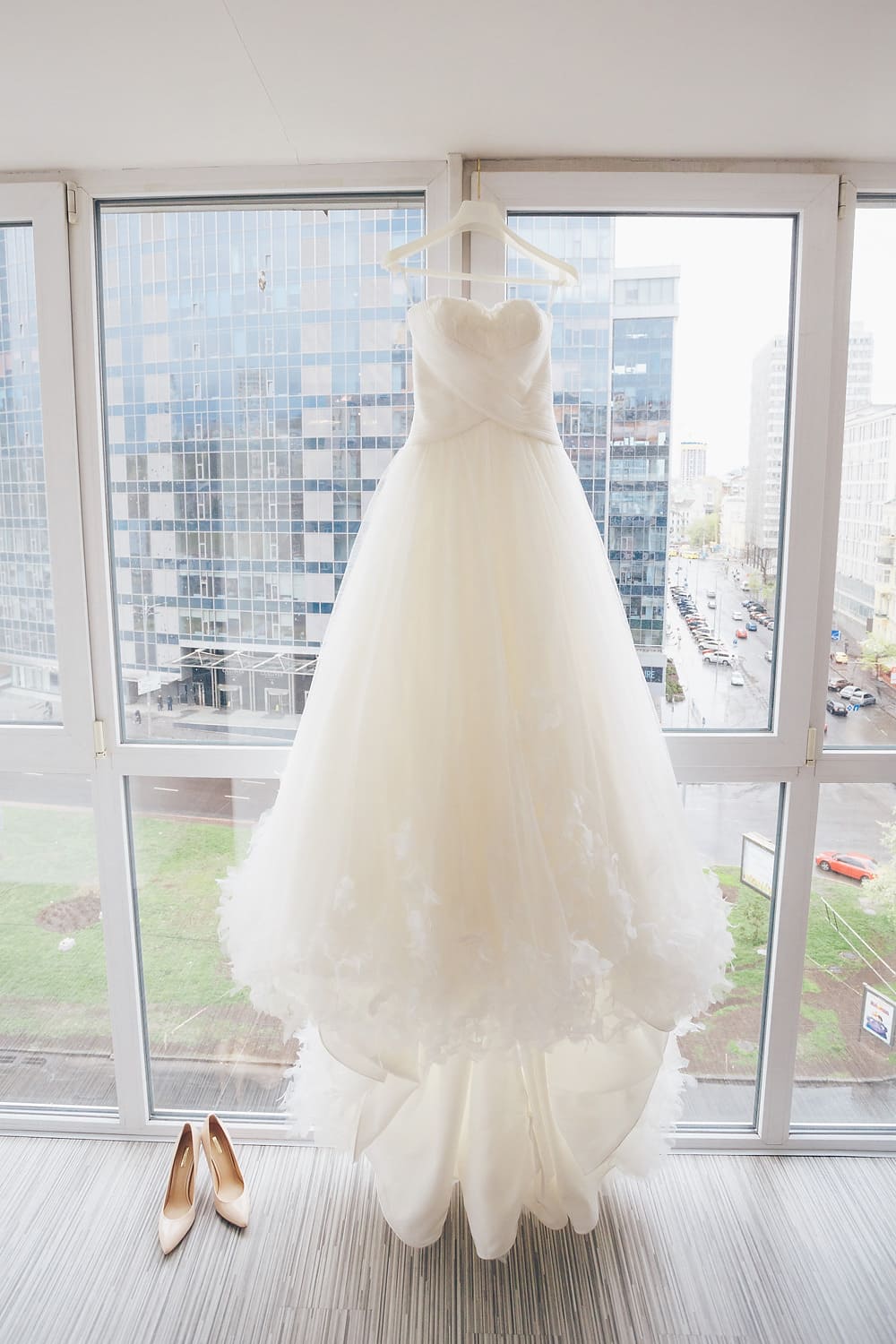 сукня нареченої на вікні