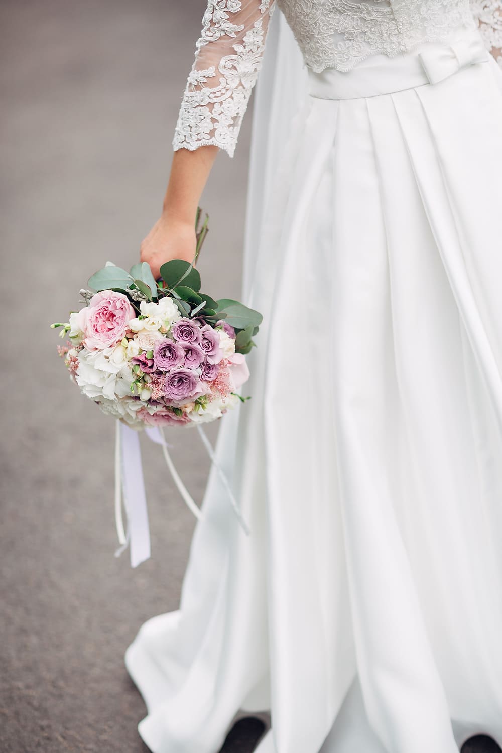 наречена з букетом у сукні