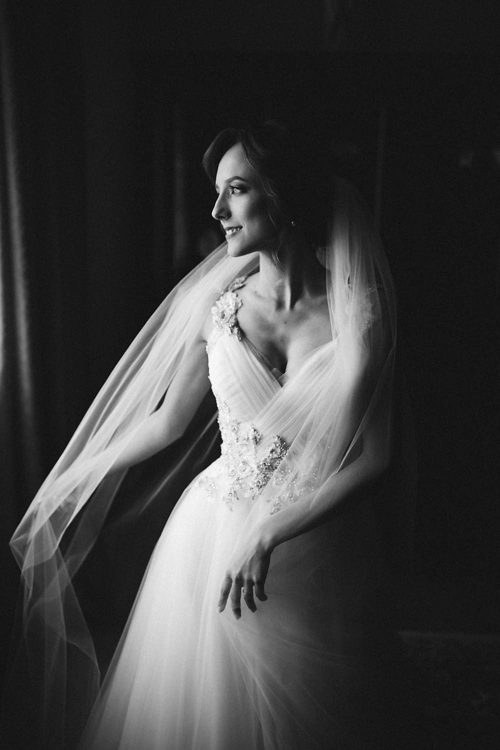 наречена в легкій сукні