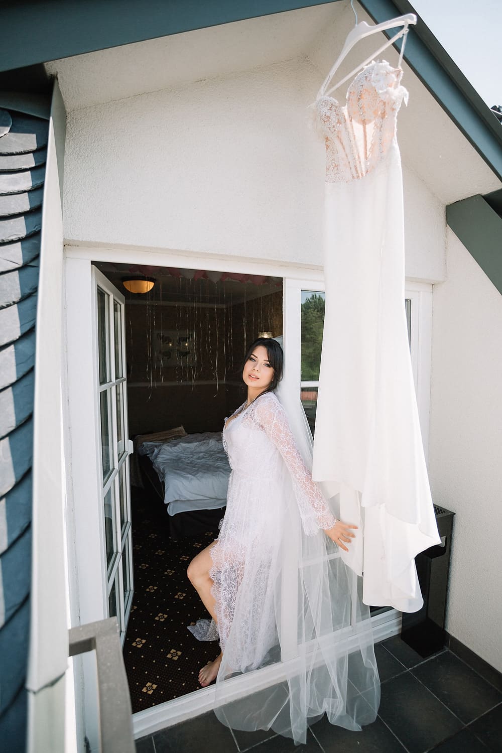 невеста возле окна и платья