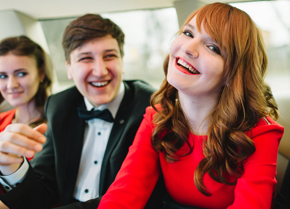 улыбающаяся рыжая девушка