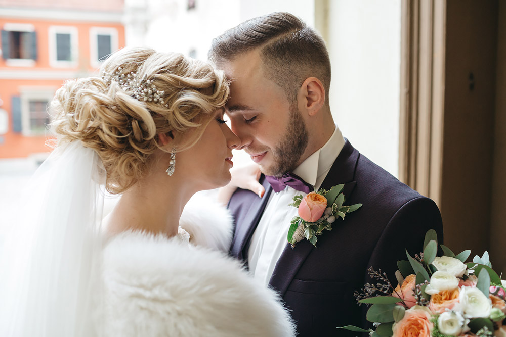 молодята біля вікна фото