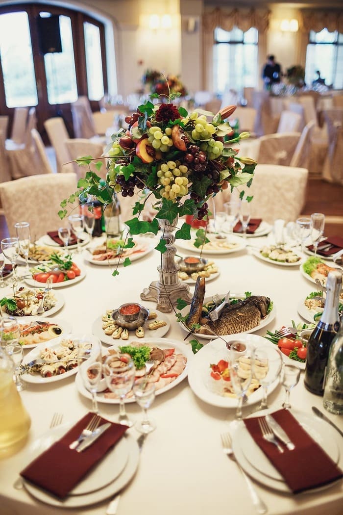 стол еды на свадьбе