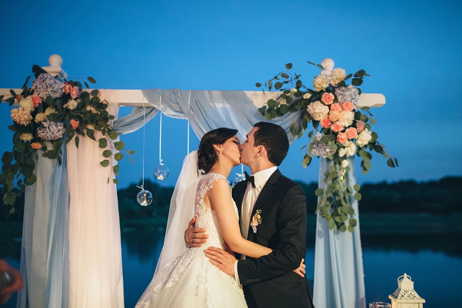 поцелуй молодых вечером фото