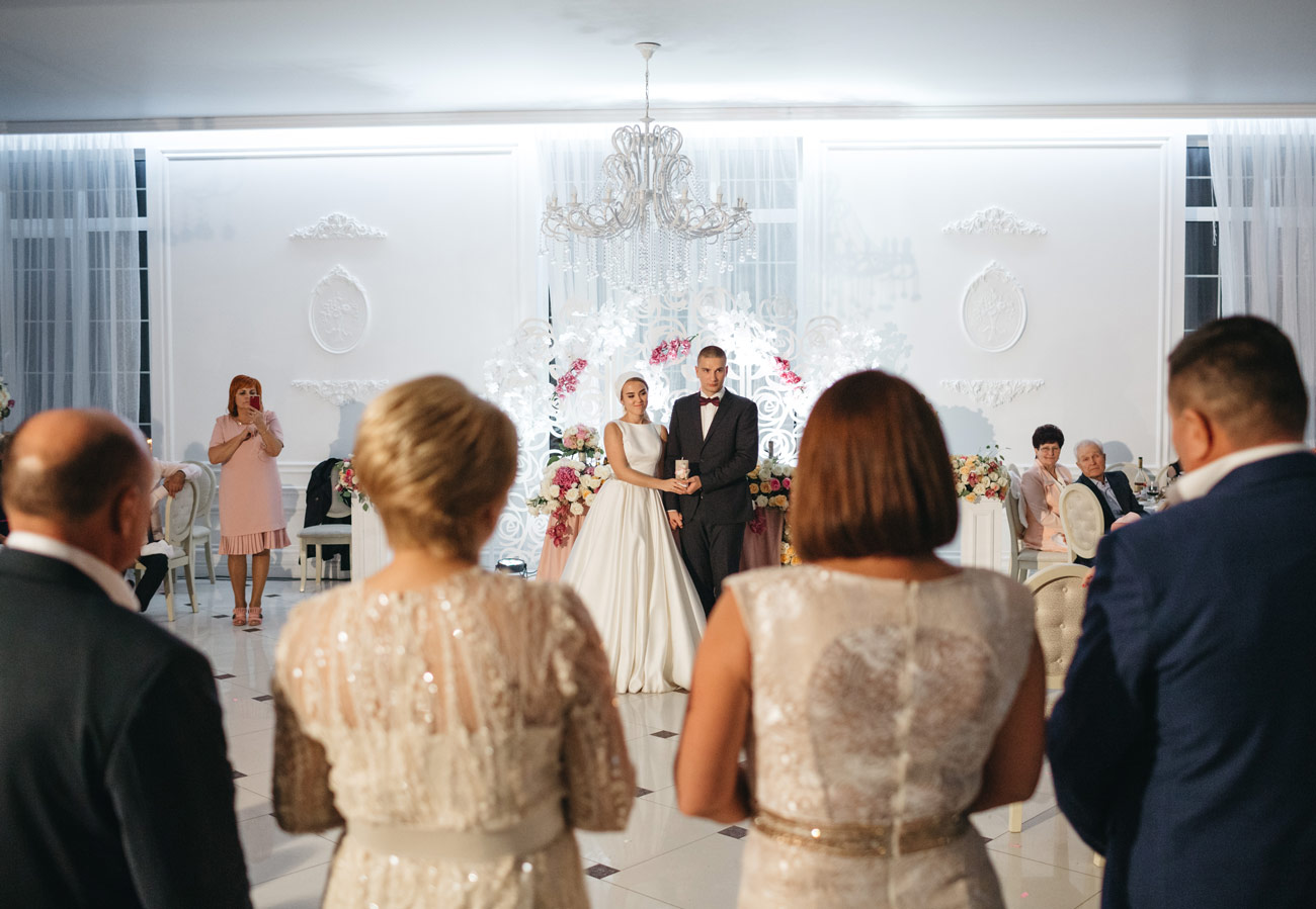 вид на молодоженов фото