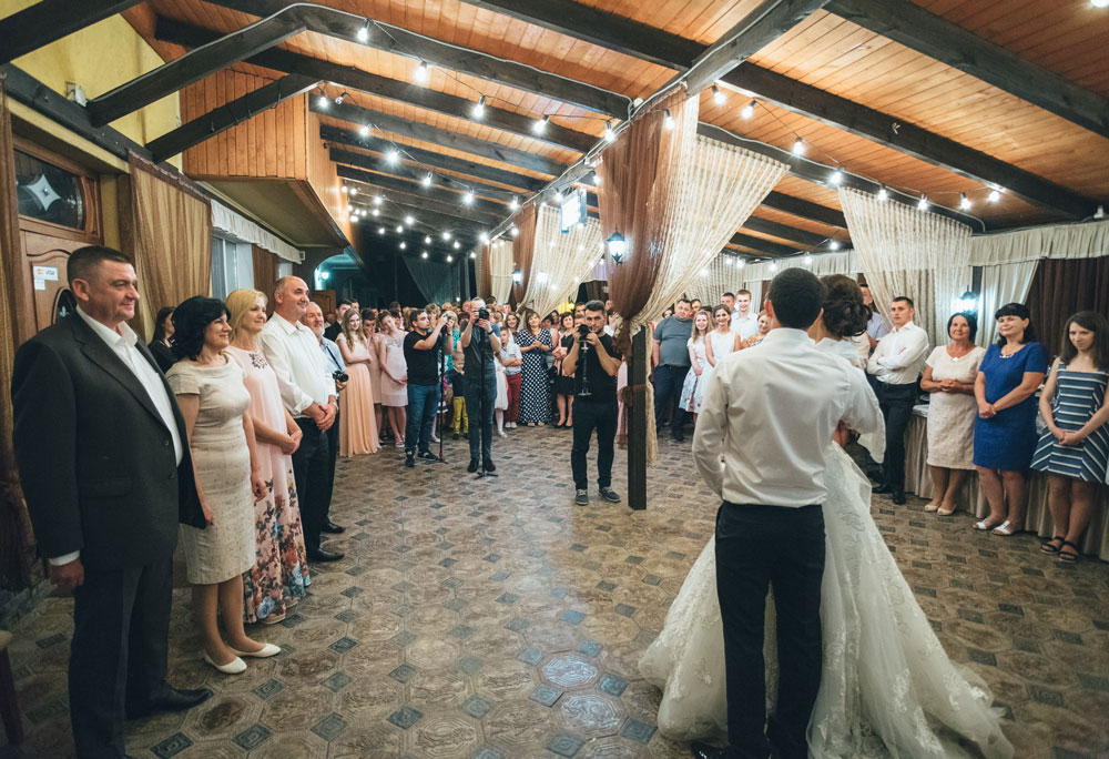 гости с родителями на свадьбе