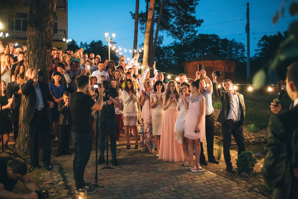 гости на вечерней церемонии