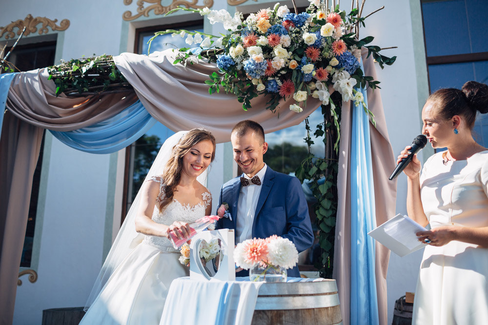 ведущая на церемонии фото