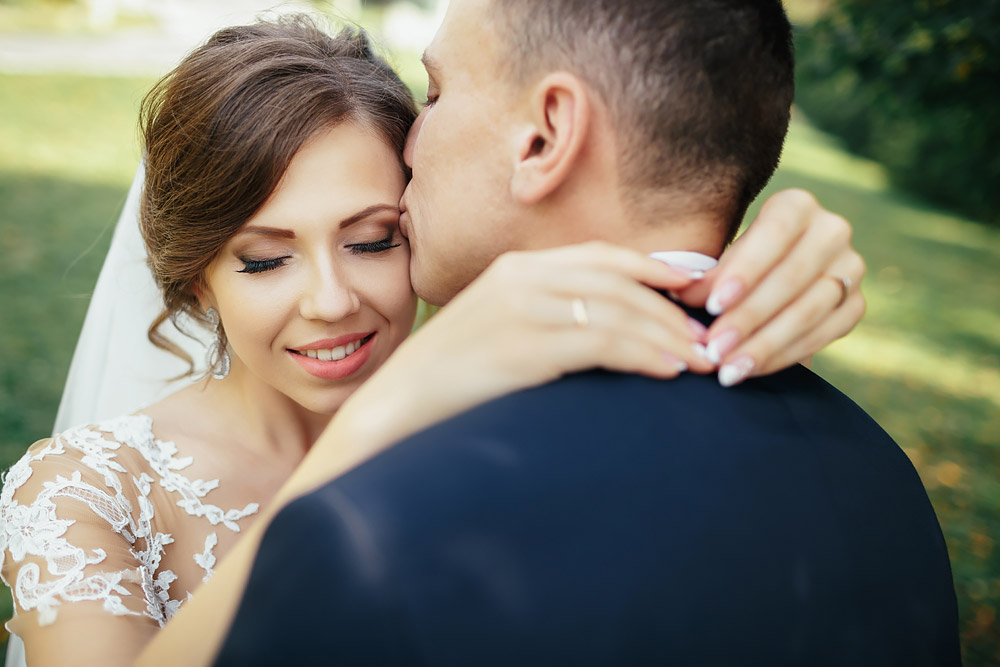 молодожены целуются фото