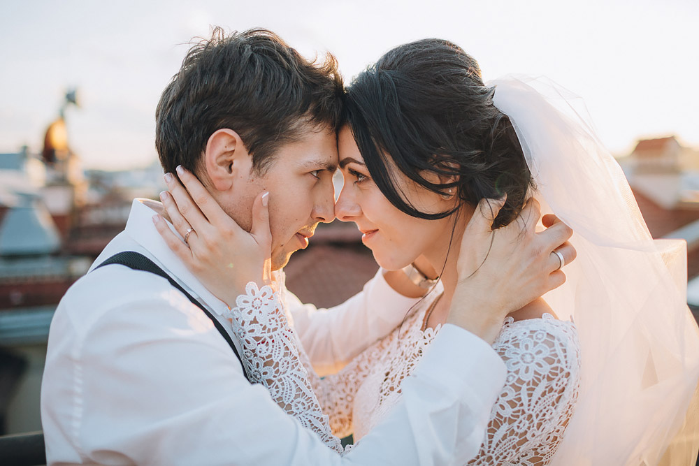 жених и невеста прикасаются лбами