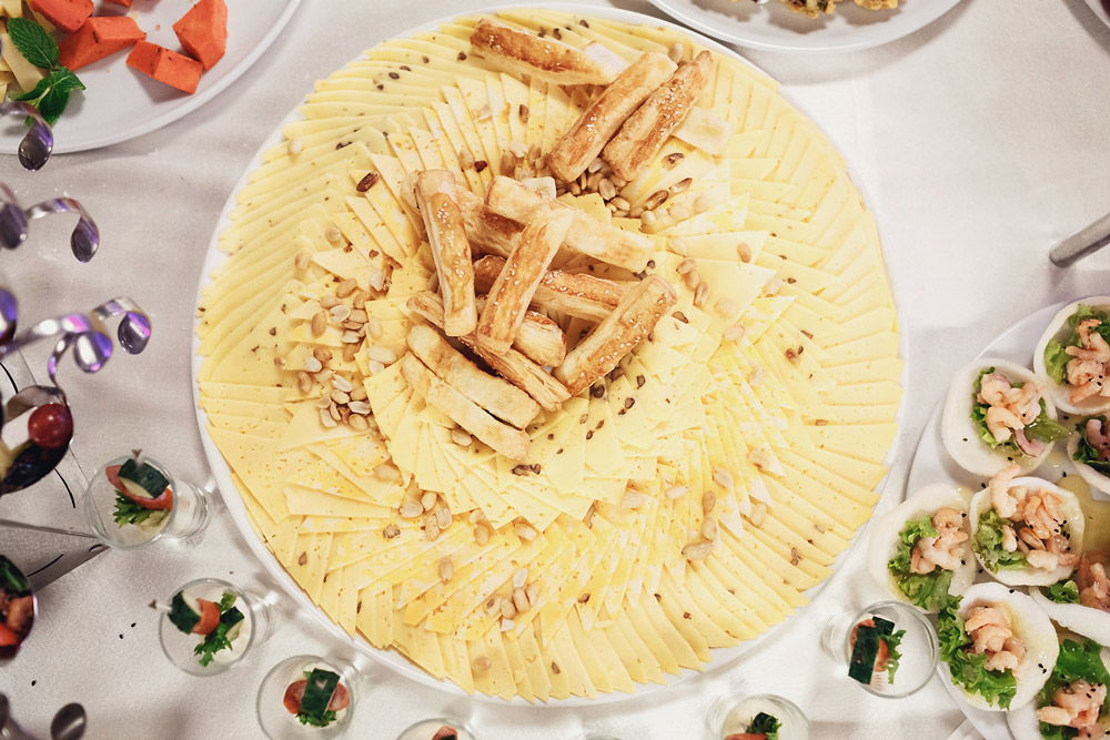 сир на весільному фуршеті