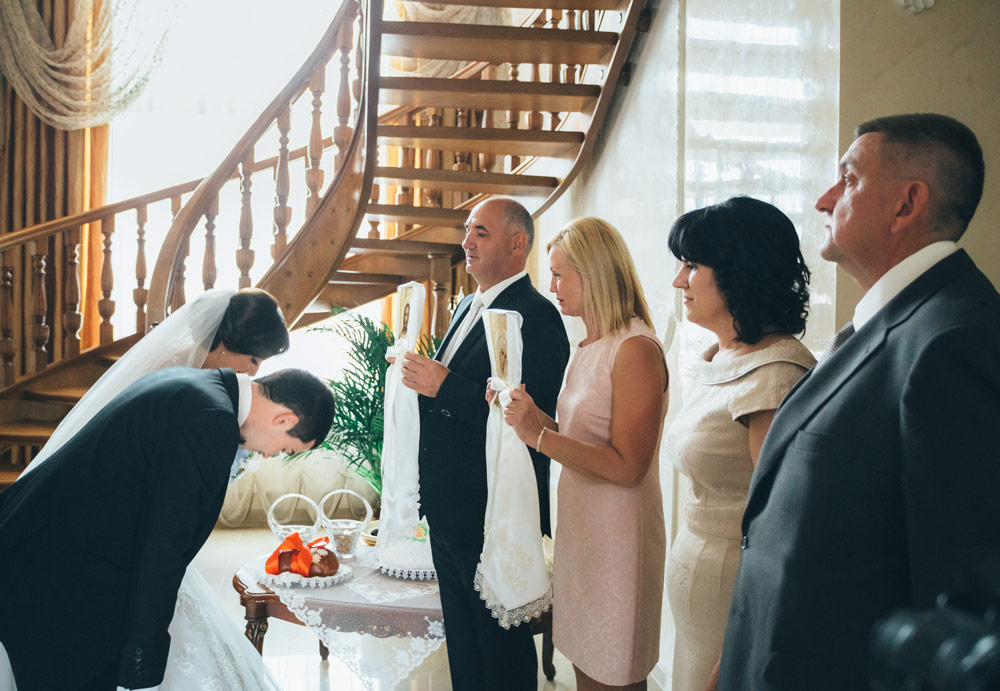 поклон молодоженов на свадьбе