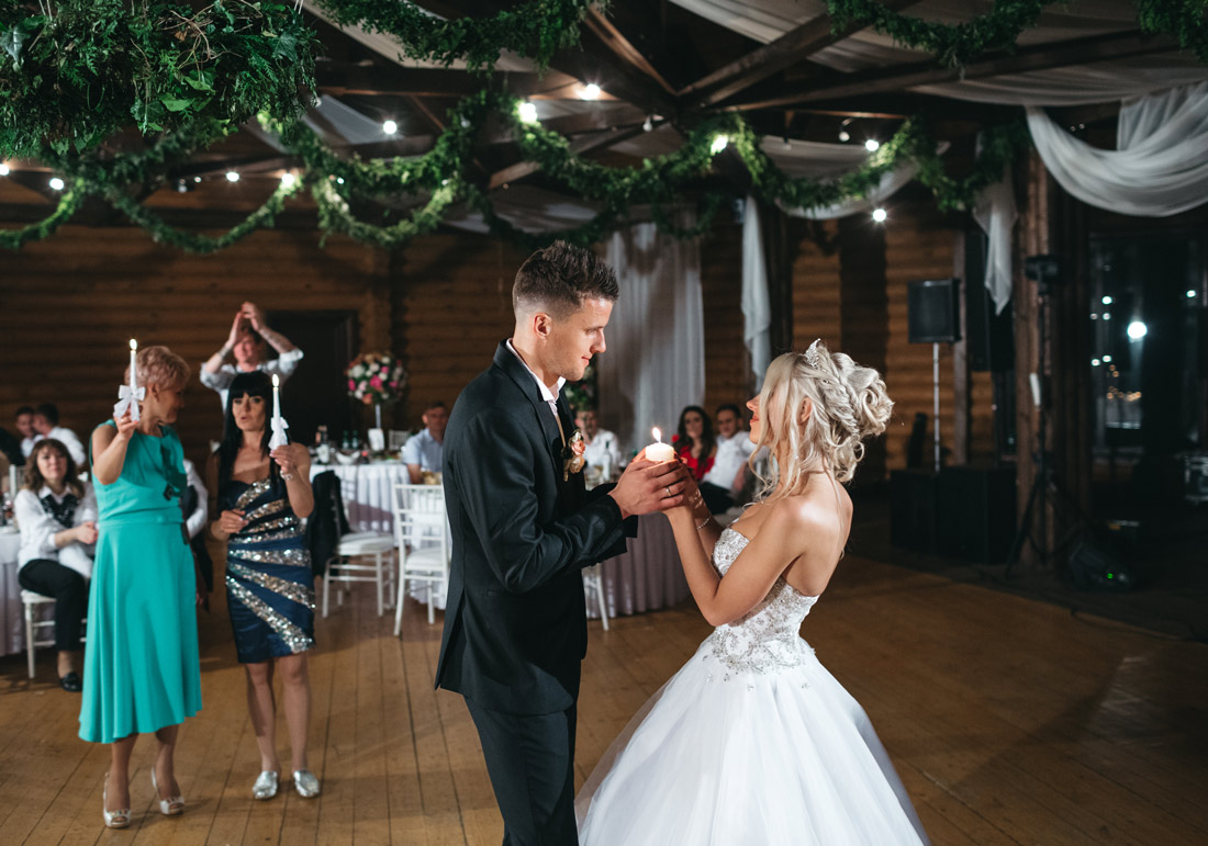 молодожены с семейным очагом фото