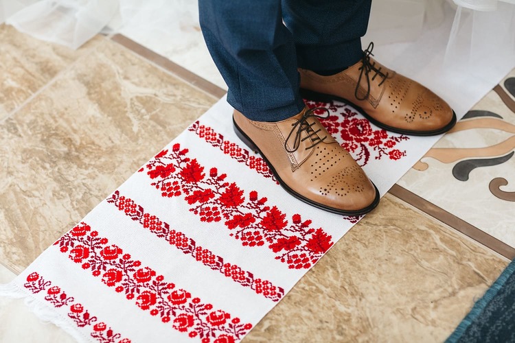 молодожены на свадебном рушнике фото