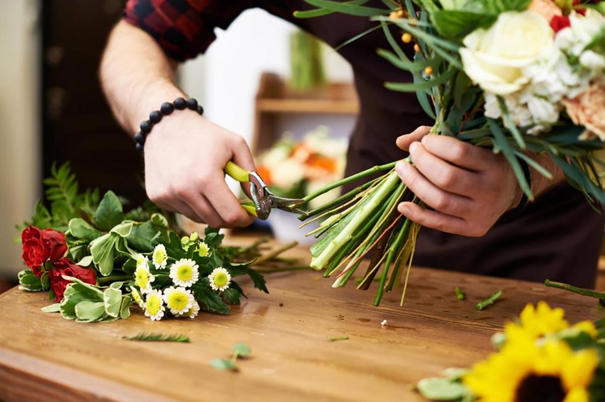 Підрізання квітів фото