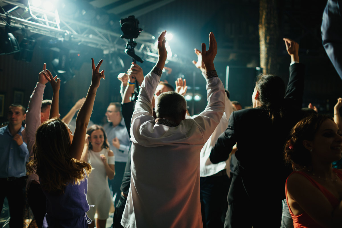 весела атмосфера на весіллі