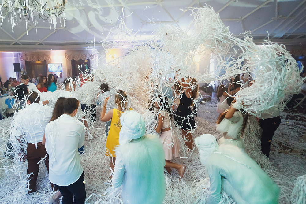 бумажное шоу на свадьбе