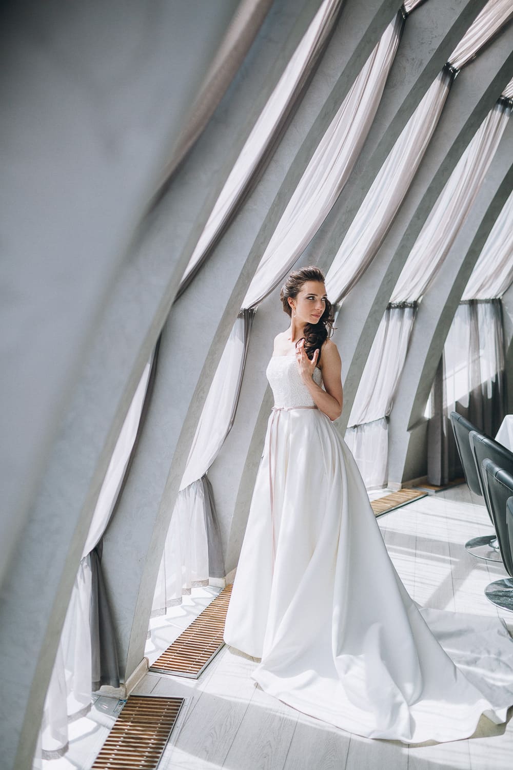 невеста в платье возле окна фото