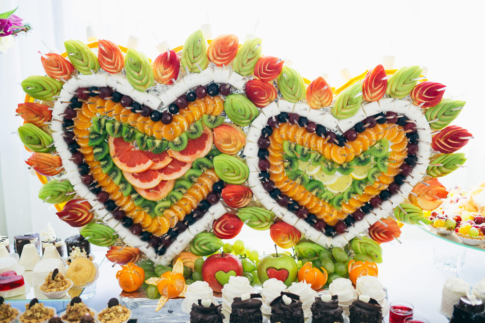 фруктовая нарезка в форме сердца
