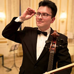 Антон - професійний віолончеліст 